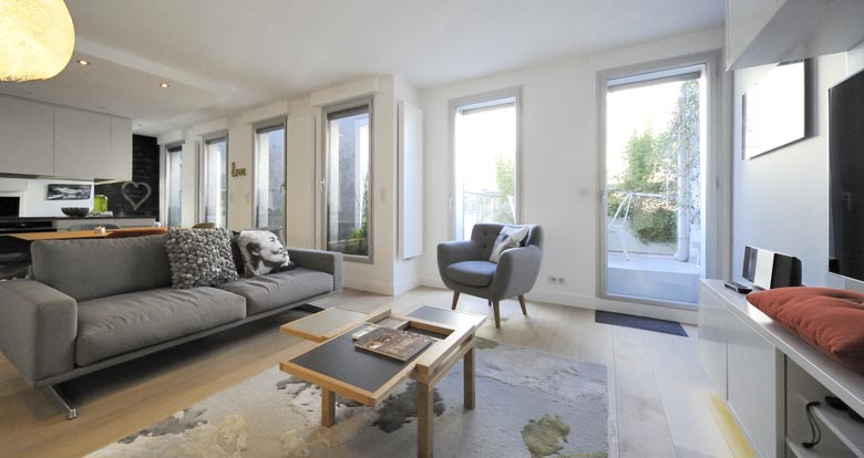 Un architecte d'intérieur réalise un projet de salon contemporain à Paris