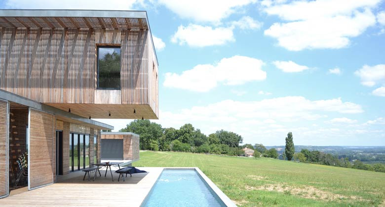 Maison d'architecte avec piscine réalisée avec du bois et du béton à Paris
