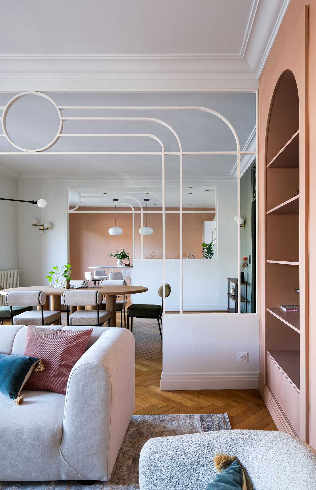 Un architecte d'intérieur à Paris aménage la pièce de vie d'un appartement ancien
