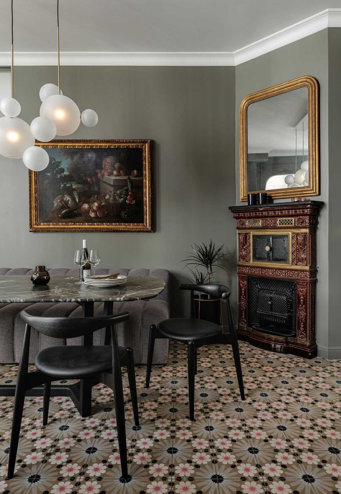 Salle a manger avec cheminée ancienne rénovée par un architecte d'intérieur en Ile de France