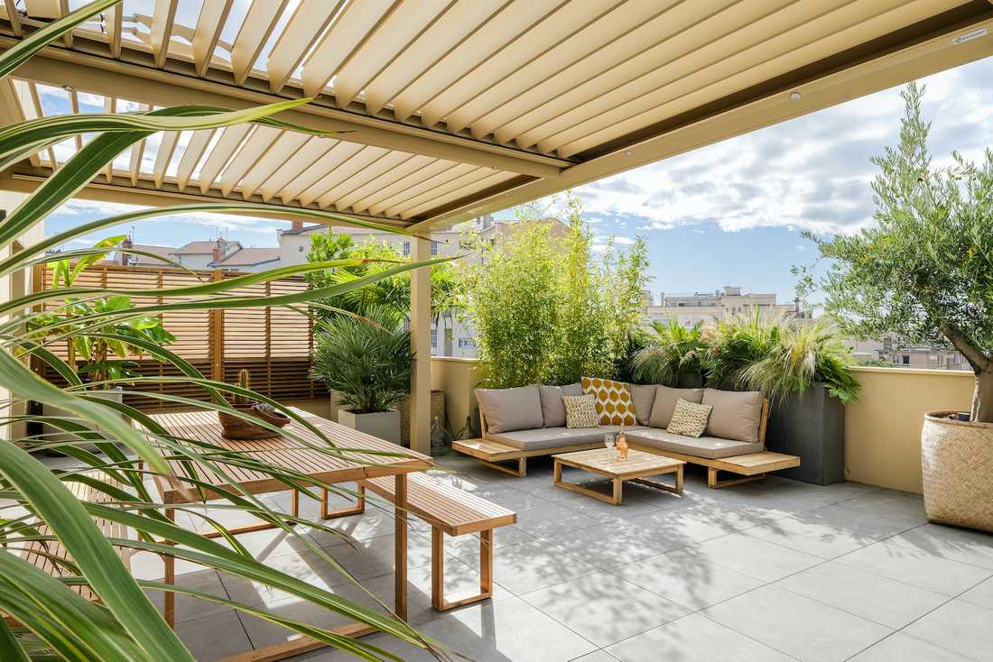 Terrasse bioclimatique avec pergola - espace détente avec canapé d'angle