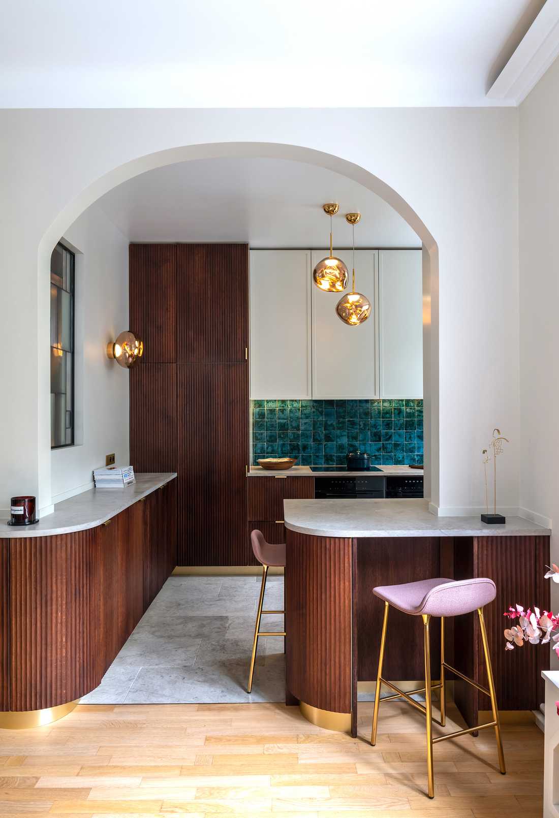 Cuisine semi-ouverte aménagée par un architecte d'intérieur à Paris