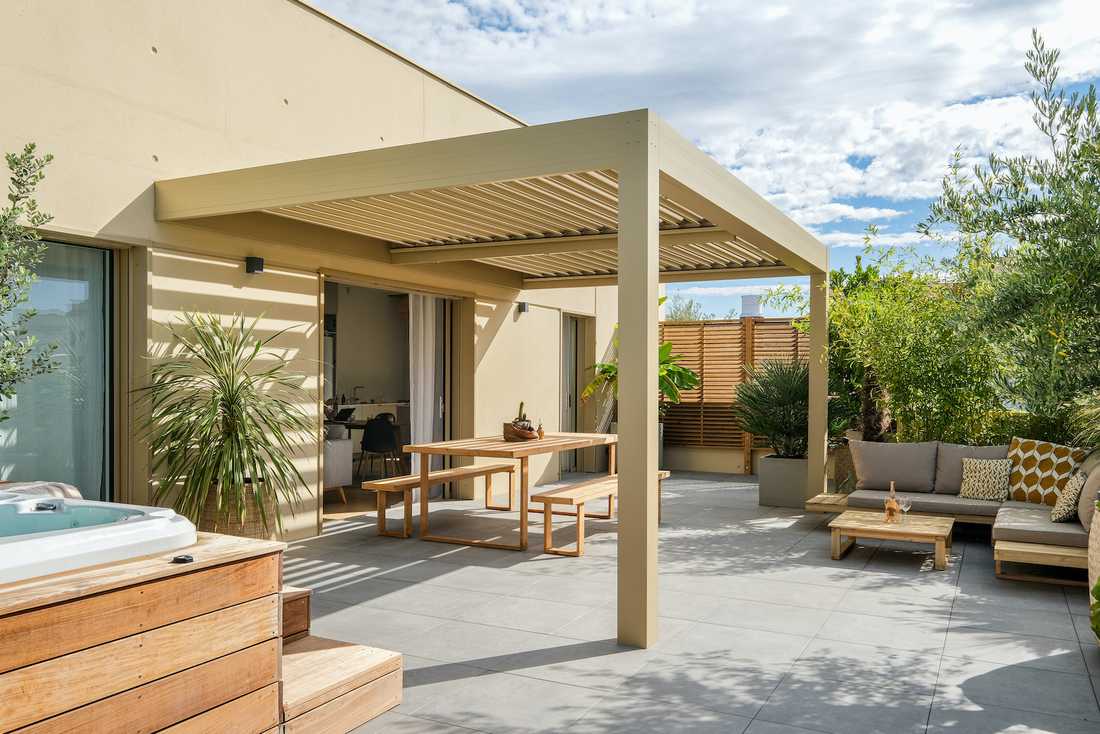 Terrasse bioclimatique avec pergola - espace détente avec jacuzzi