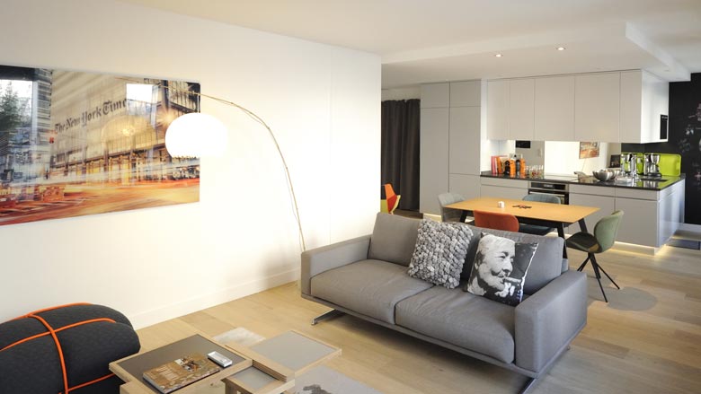 Un architecte d'intérieur réalise un projet de cuisine ouverte à Paris