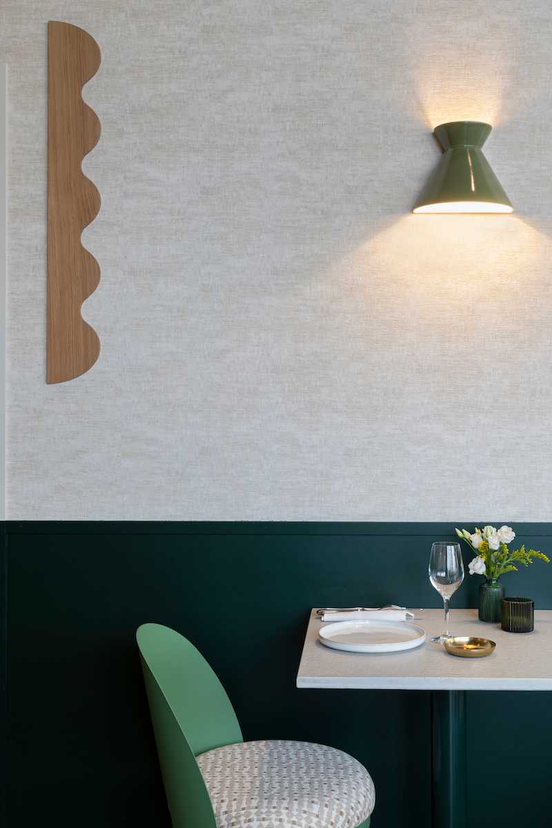 Architecture intérieur d'un restaurant eco-responsable - table contre le mur courbé