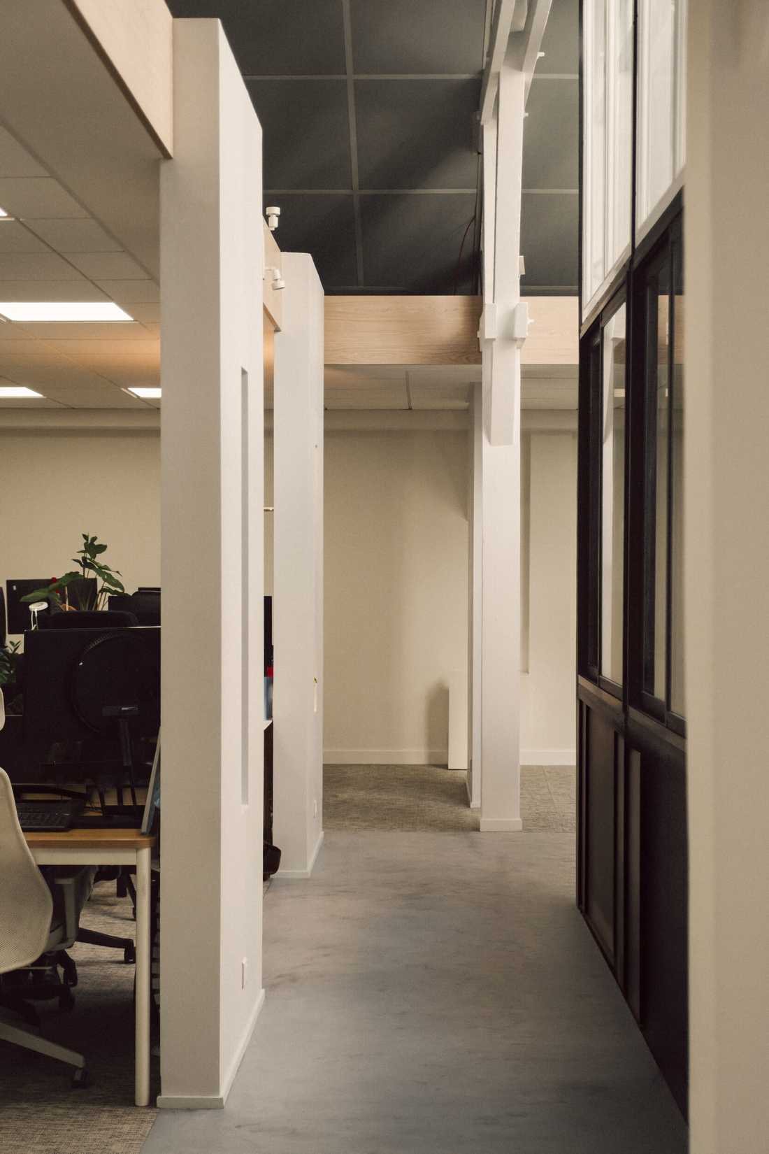 Aménagement du siège social d'une startup - Circulation entre l'atrium noir et les sculptures en placo