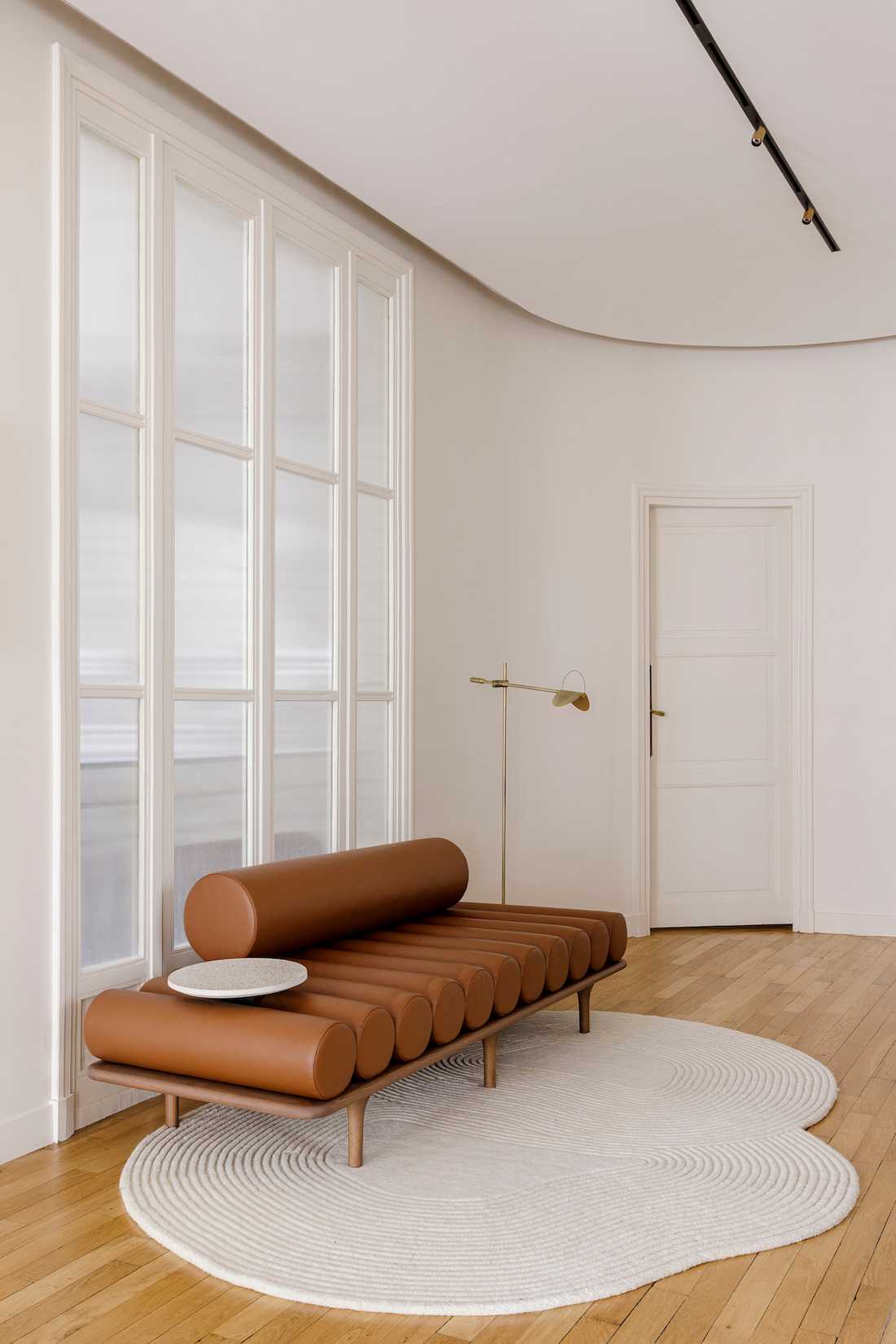 Rénovation complète appartement Art Déco - canapé daybed Tacchini à l'entrée
