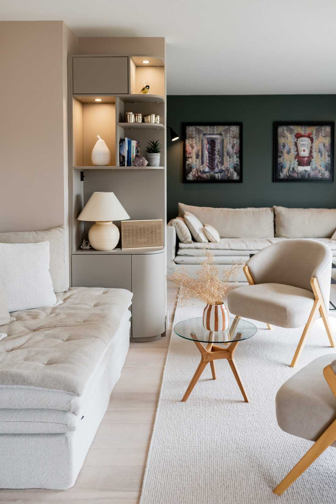 Décoration de la pièce de vie d’un appartement - le canapé et les niches éclairées de la bibliothèque
