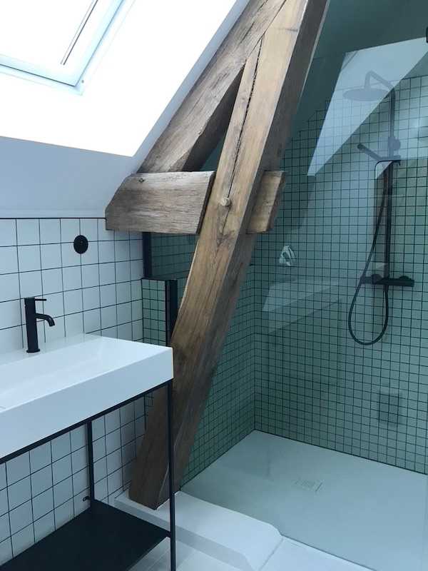 Transformation grange en maison d'hôtes - salle d'eau avec douche et lavabo