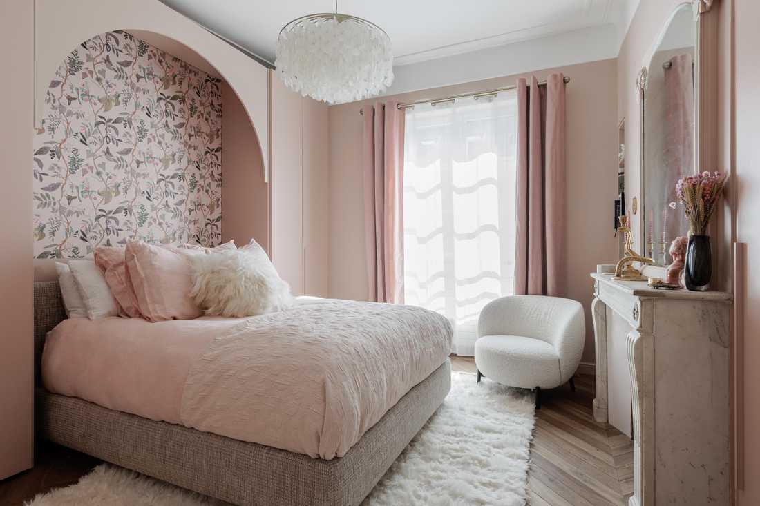 Chambre rose aménagée dans un appartement haussmannien