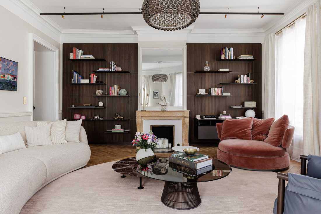 Salon haussmannien contemporain aménagé par un architecte d'intérieur