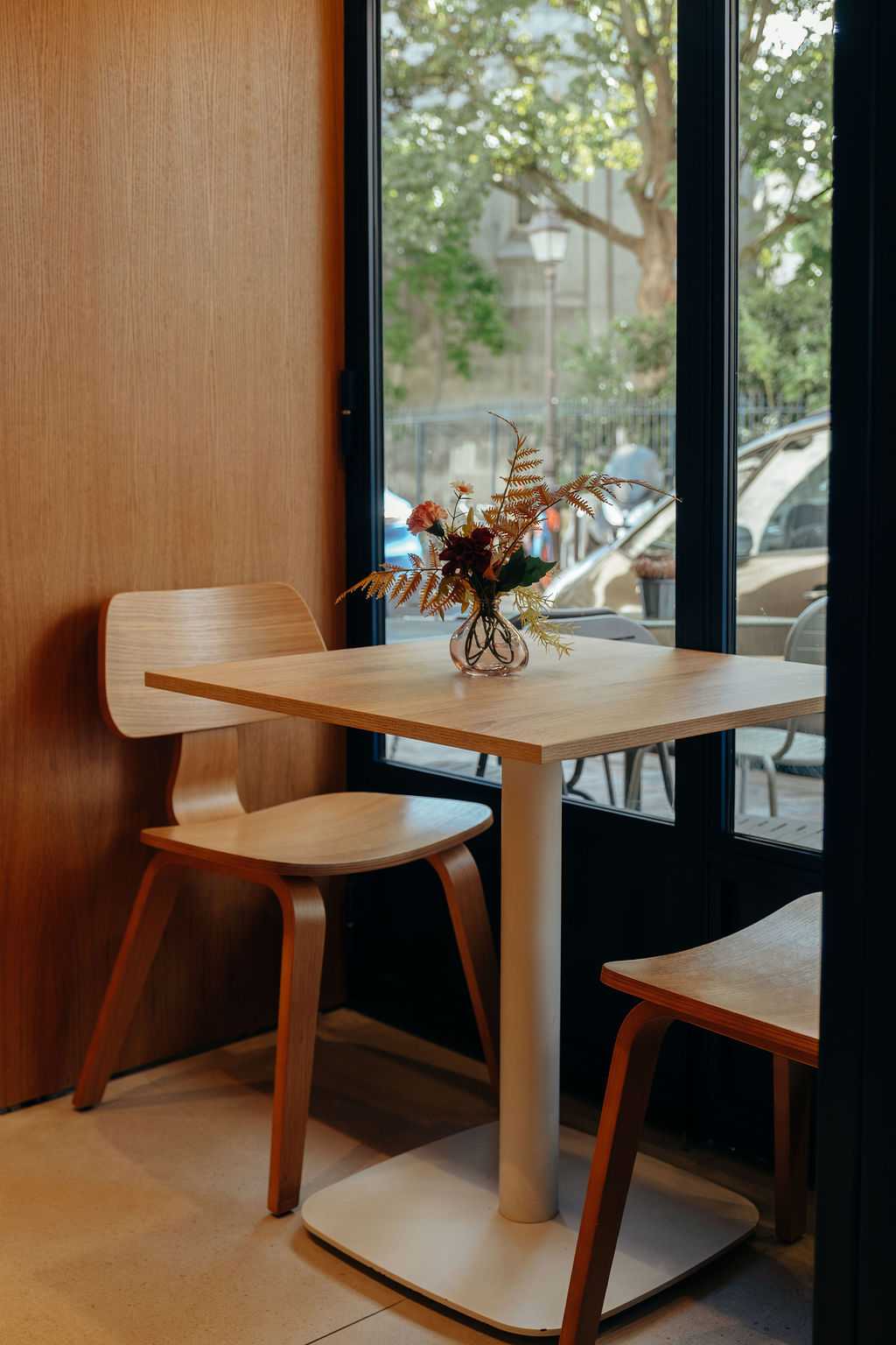 Rénovation d'un restaurant dans le 18e arrondissement de Paris avec plafond bas et charpente apparente