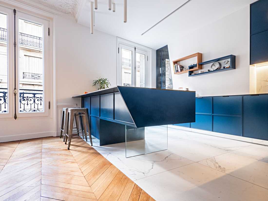 Cuisine en L bleu navy ouverte sur la salle à manger