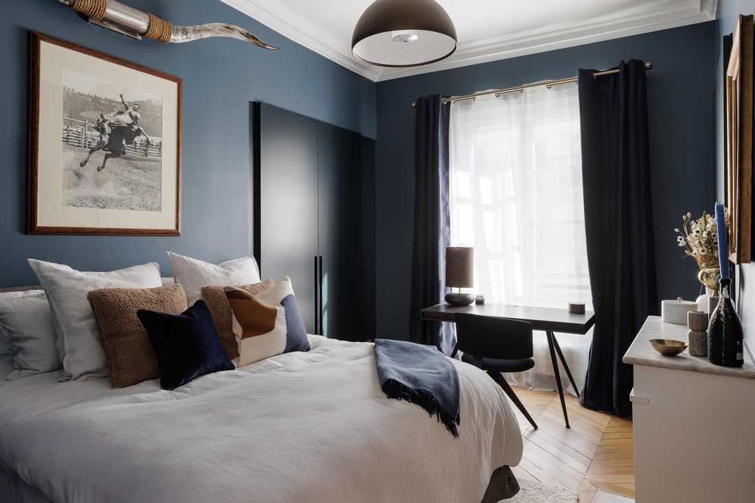 Chambre bleue dans un appartement haussmannien