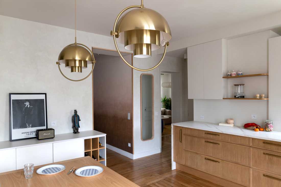 Cuisine d'un appartement parisien après les travaux de rénovation clé en main