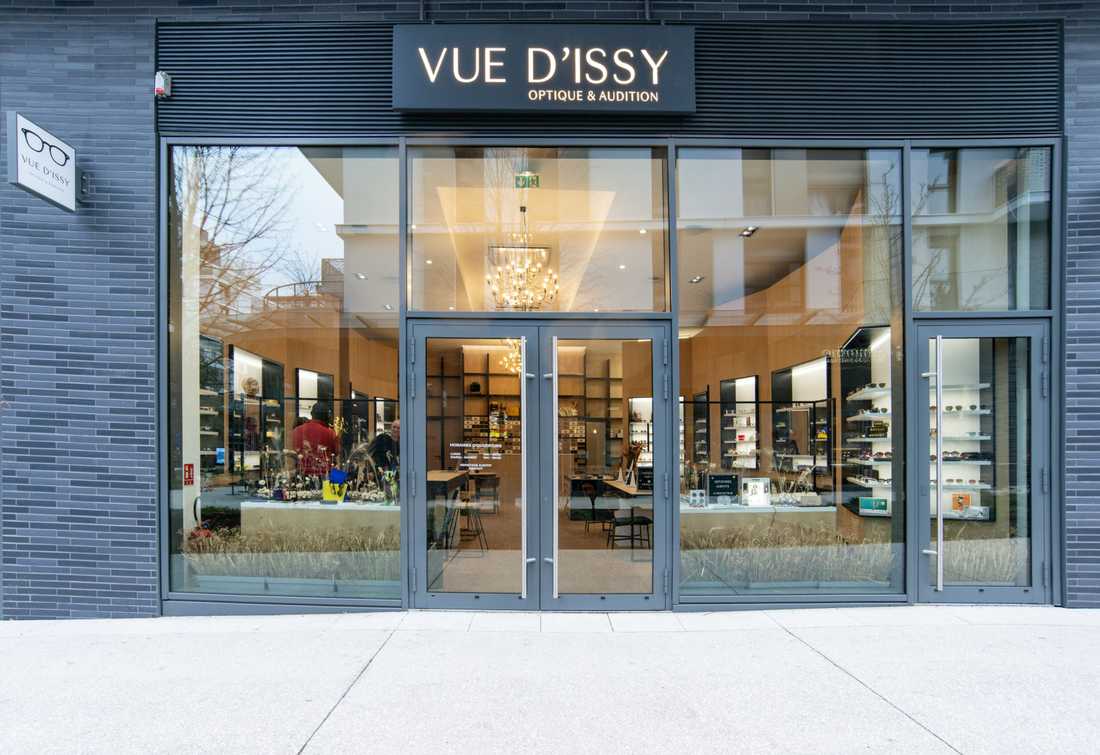 Façade de la boutique d'un opticien à Issy-les-Moulineaux