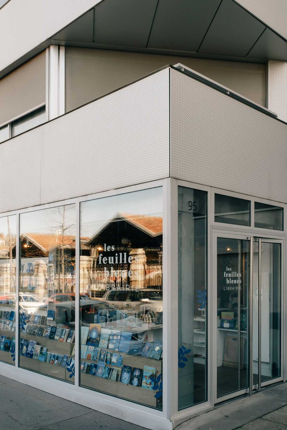 Aménagement d'une librairie à Paris 15 - Façade en angle sur la rue Brancion