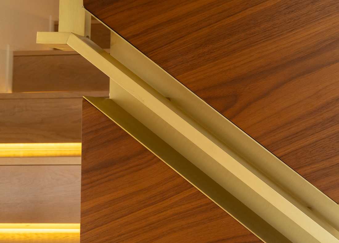 Détail du meuble sur mesure en noyer