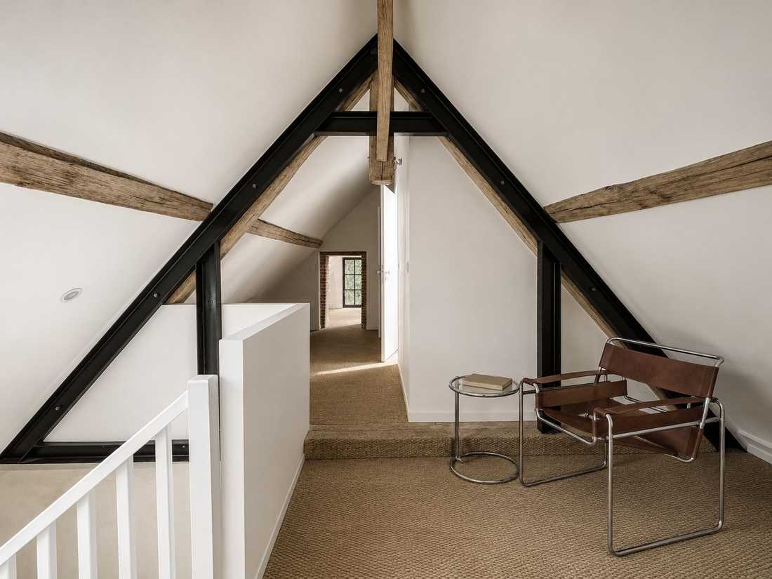 Rénovation d’une maison ancienne dans le Perche - charpente apparente à l'étage
