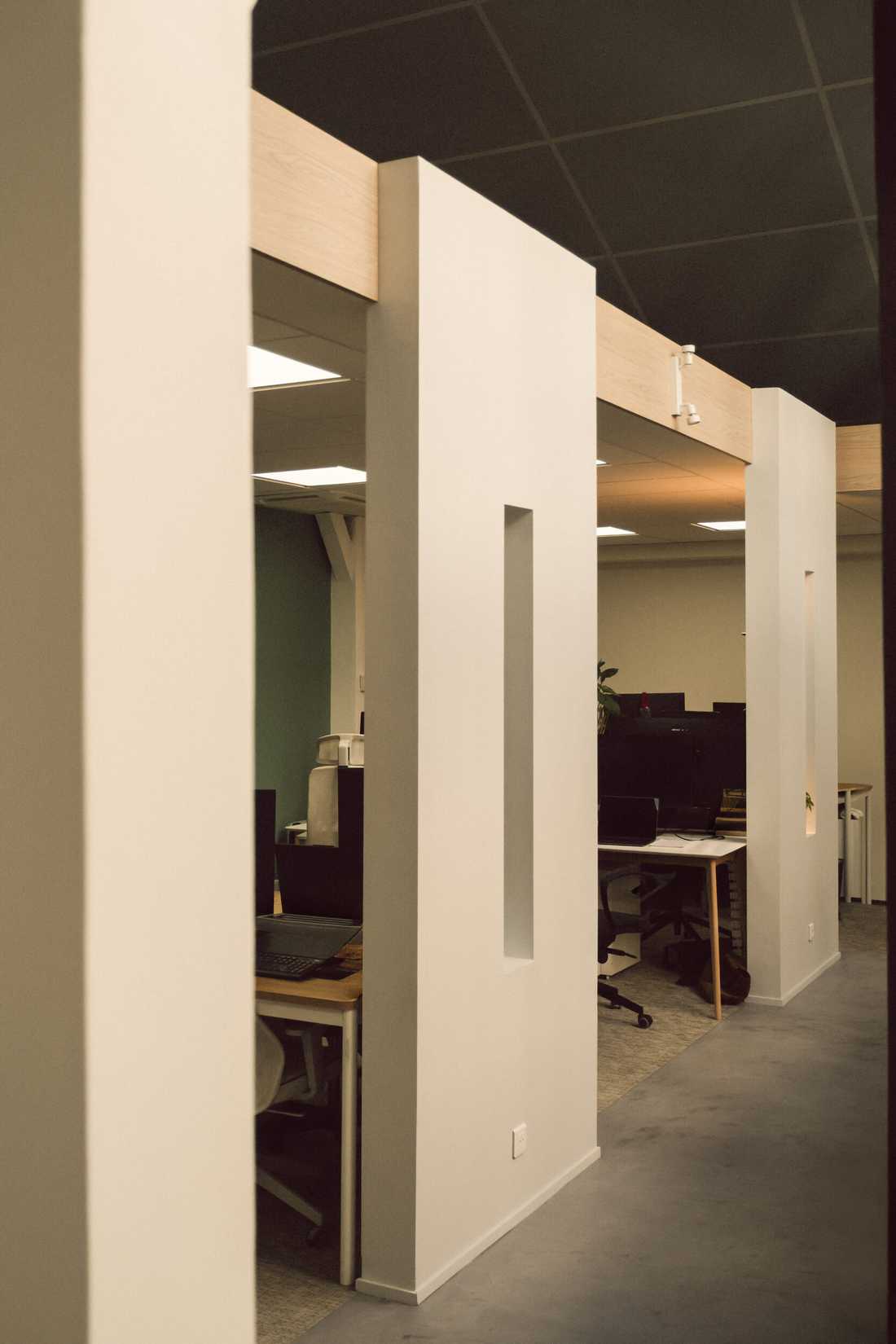Aménagement du siège social d'une startup - Enfilade de sculptures en placo dans l'open space
