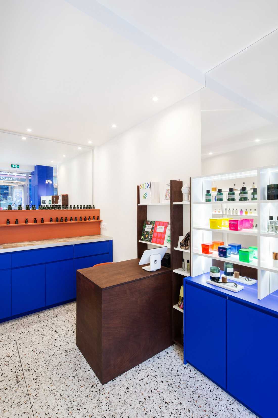 Étagères et bandeaux lumineux dans l'aménagement d'une parfumerie à Paris