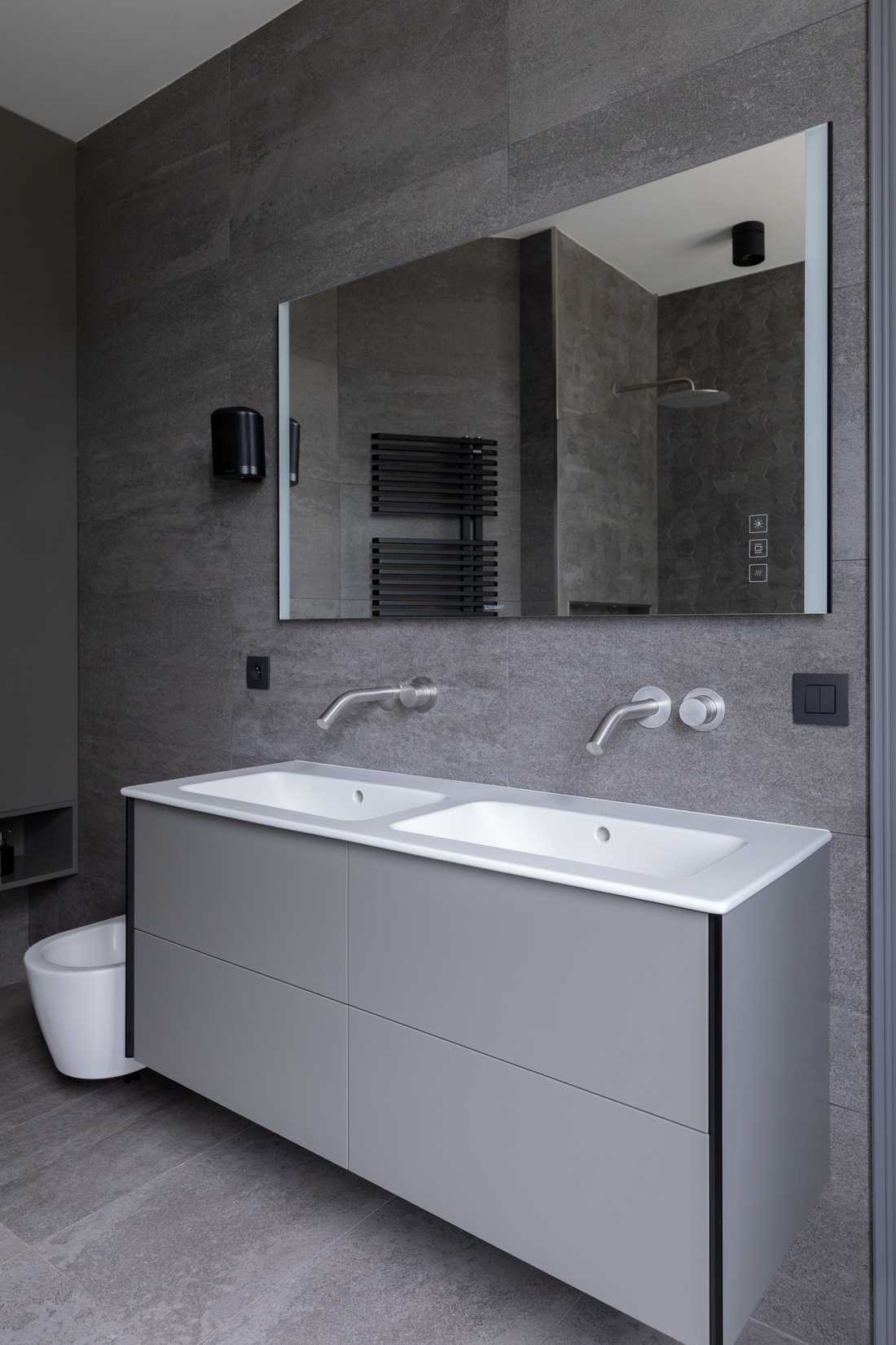 Double vasque dans la salle de bain