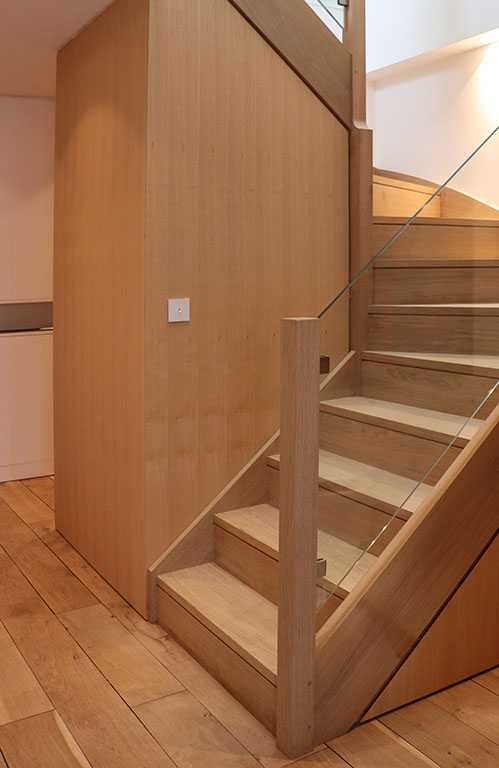 Escalier sur mesure réalisé par un architecte d'intérieur à Paris
