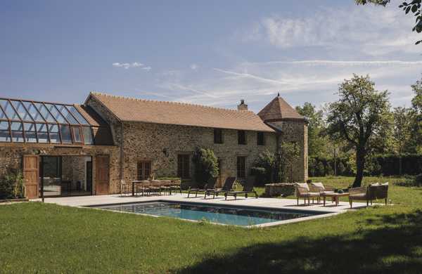 Création d’une piscine dans le jardin d’une longère - la piscine devant la maison en pierre