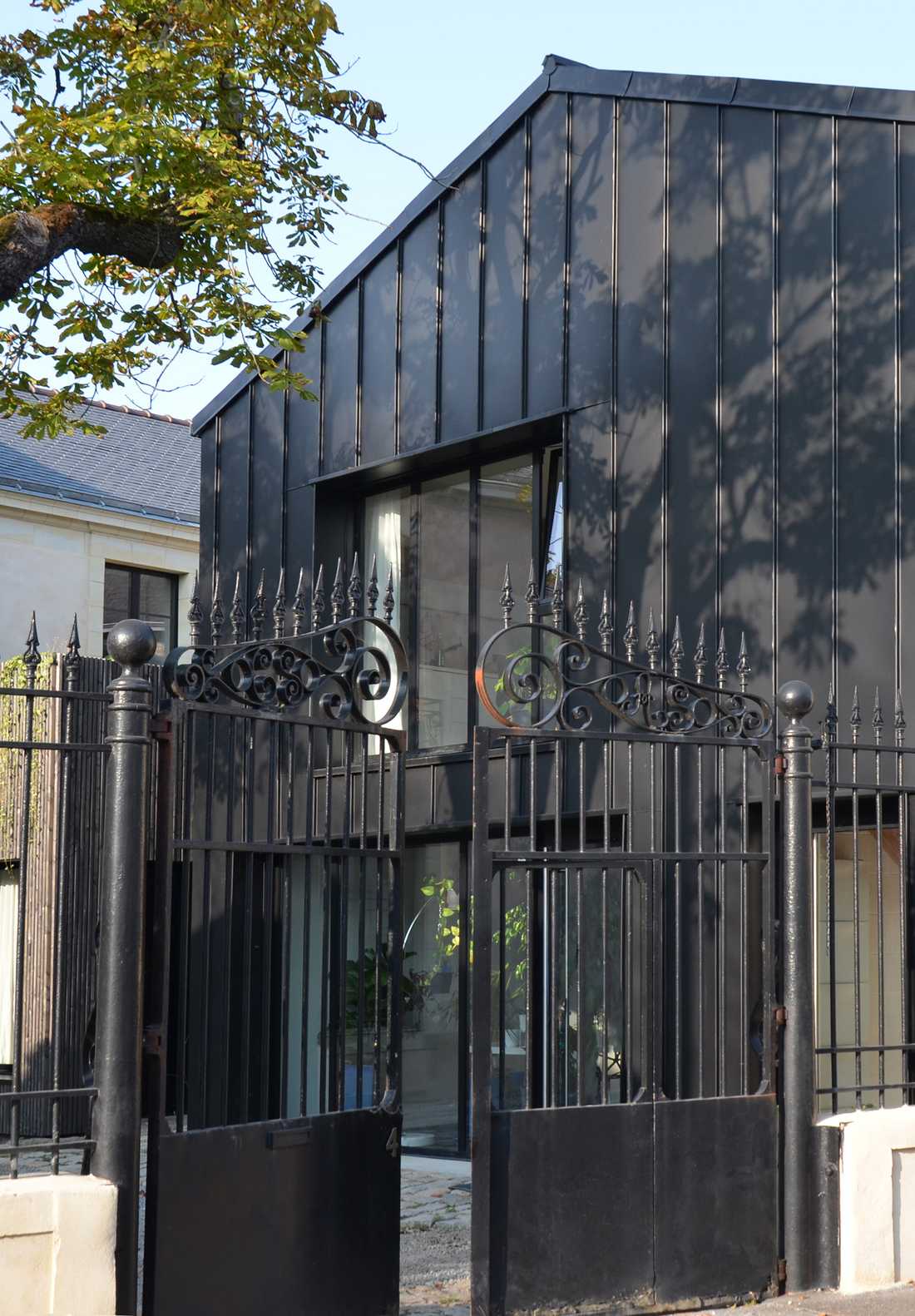 Extension contemporaine d'une maison ancienne conçue par un architecte en Ile de France