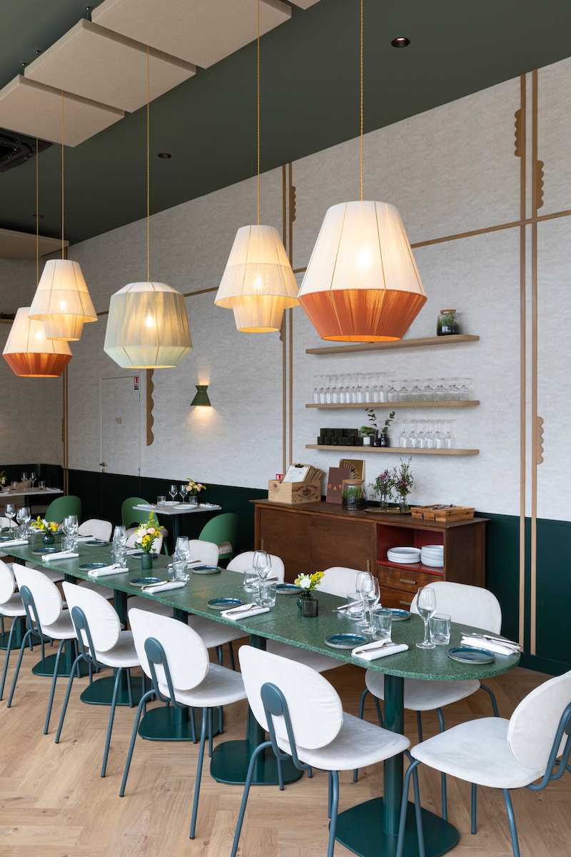 Architecture intérieur d'un restaurant eco-responsable - longue tablée