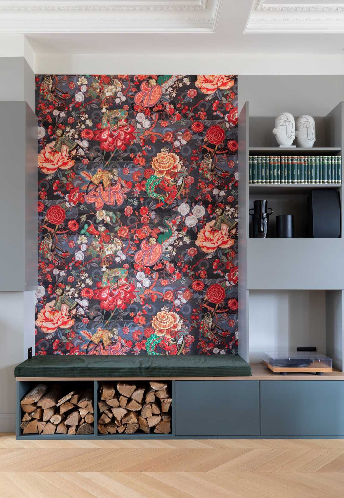 Meuble sur mesure avec espace pour ranger des buches de bois