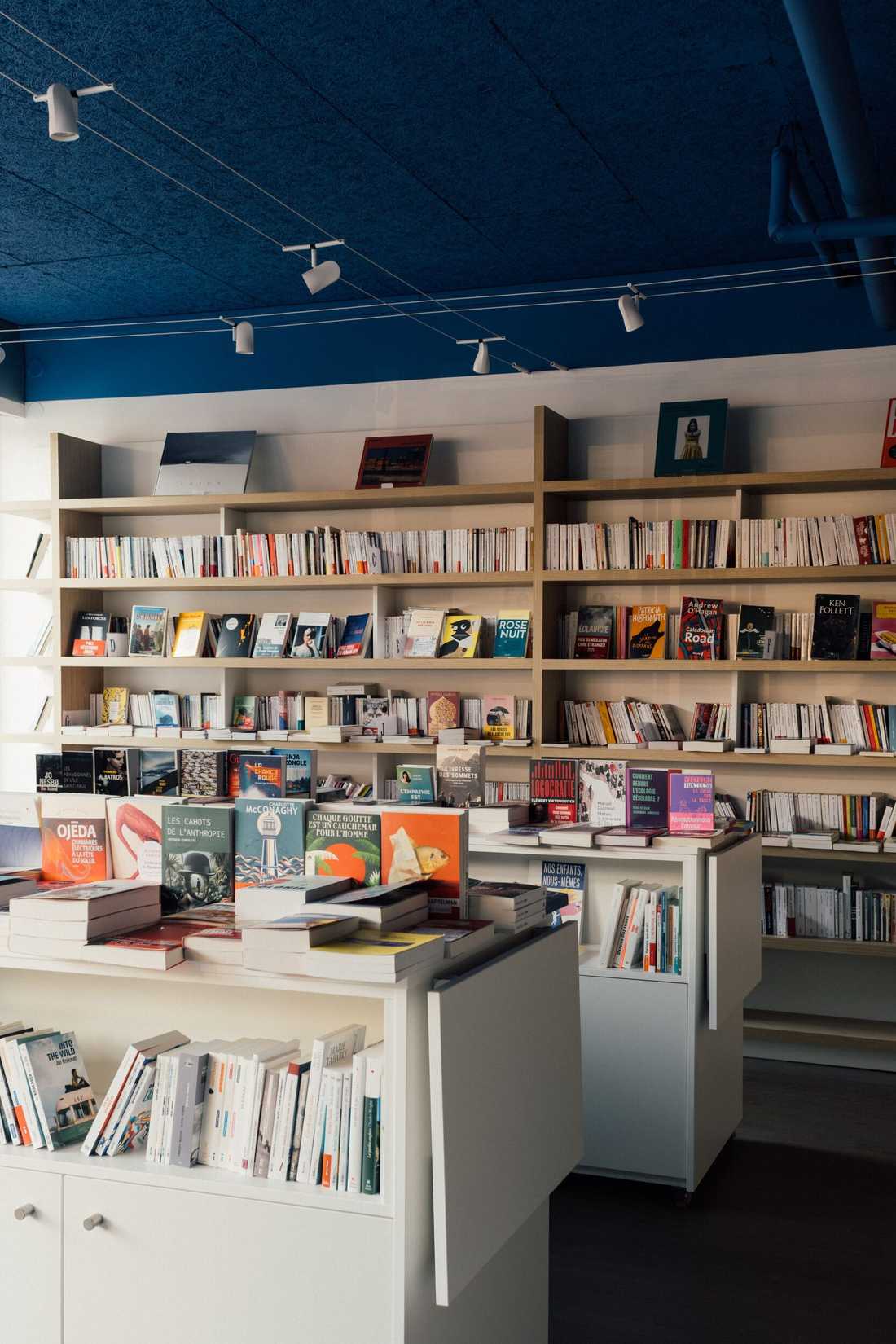 Aménagement d'une librairie à Paris 15 - Îlot central et étagères basses
