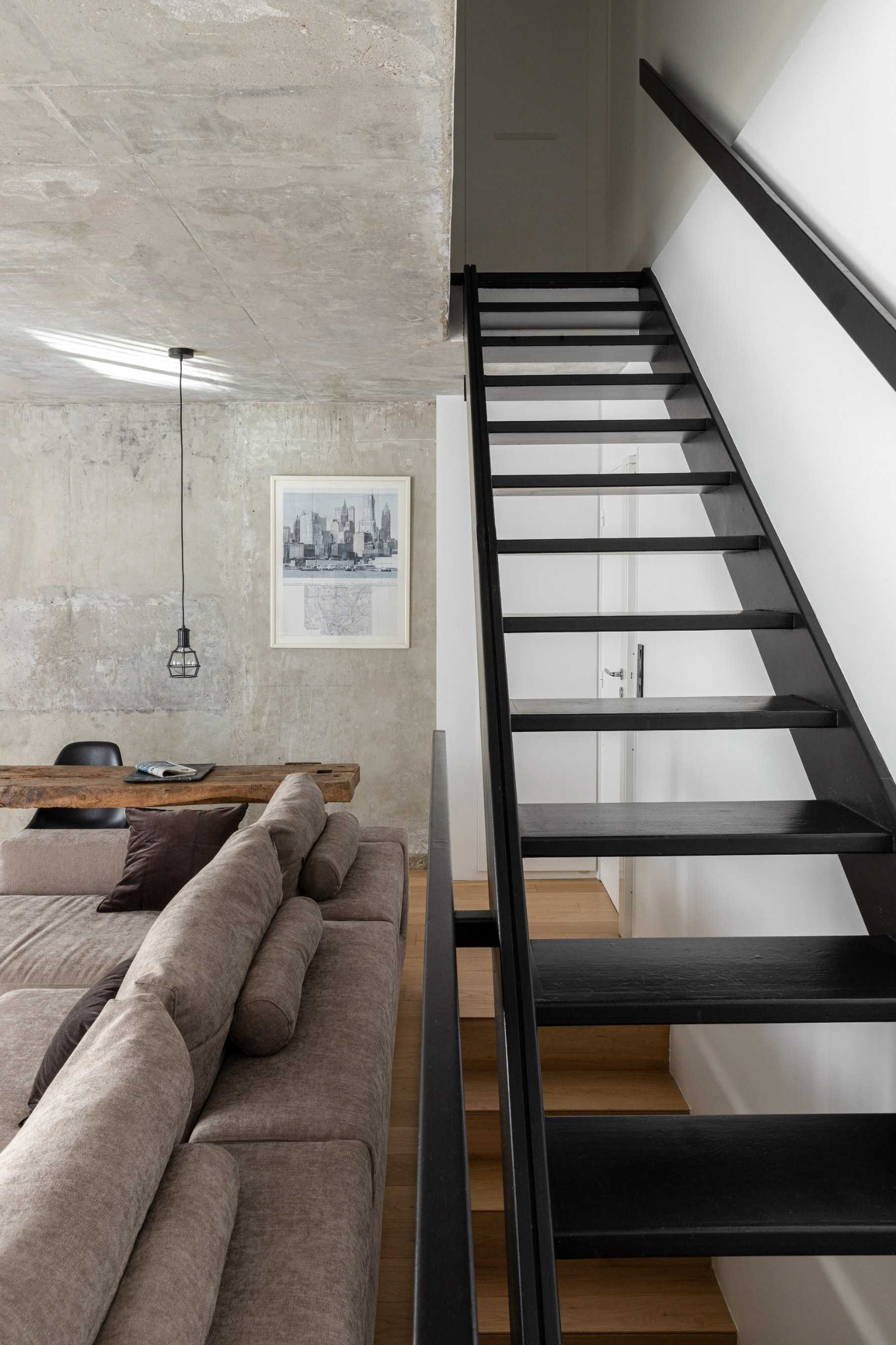 Rénovation d’un triplex avec terrasse de style brutaliste