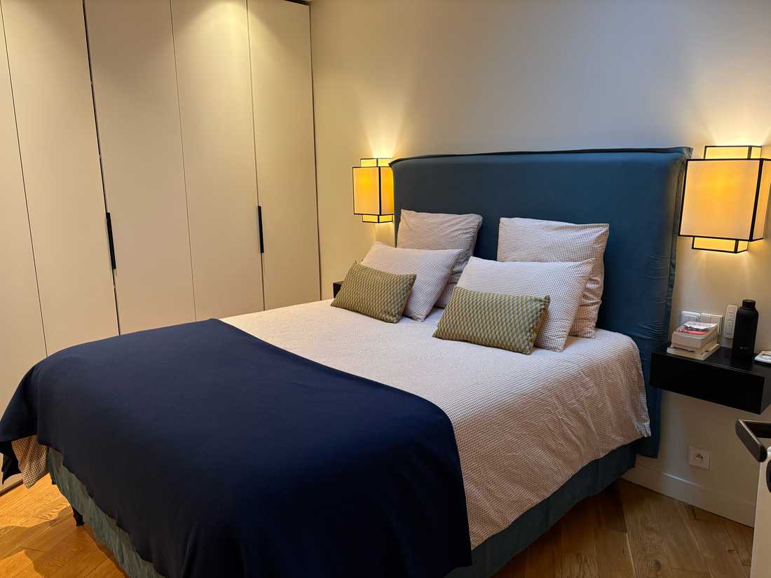 Chambre avec des appliques Fleux