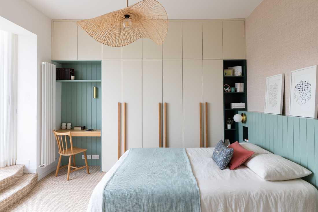 Chambre parentale avec bureau encastré