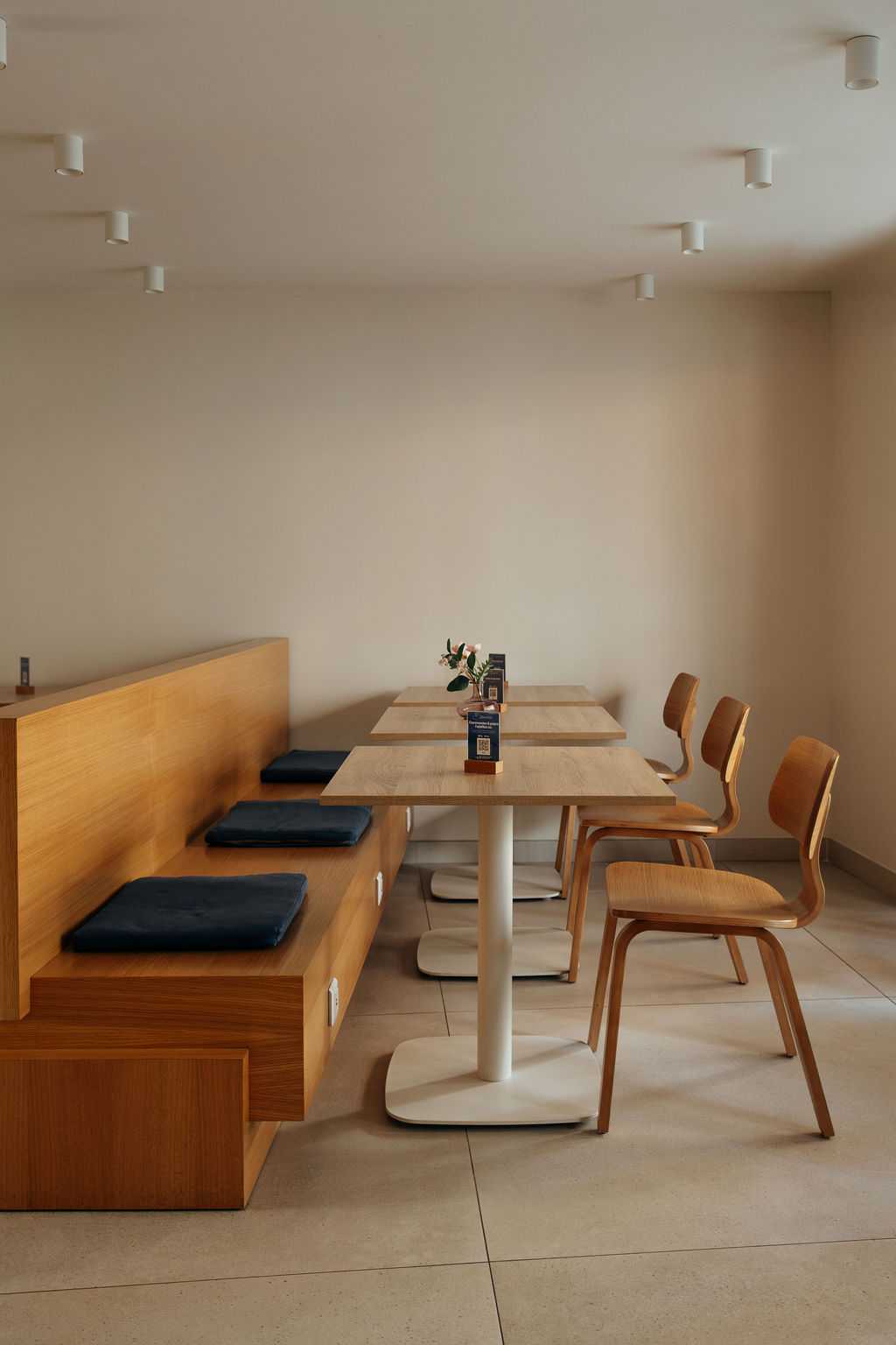 Relooking intérieur d'un restaurant parisien mêlant revêtement bleu et matériaux naturels