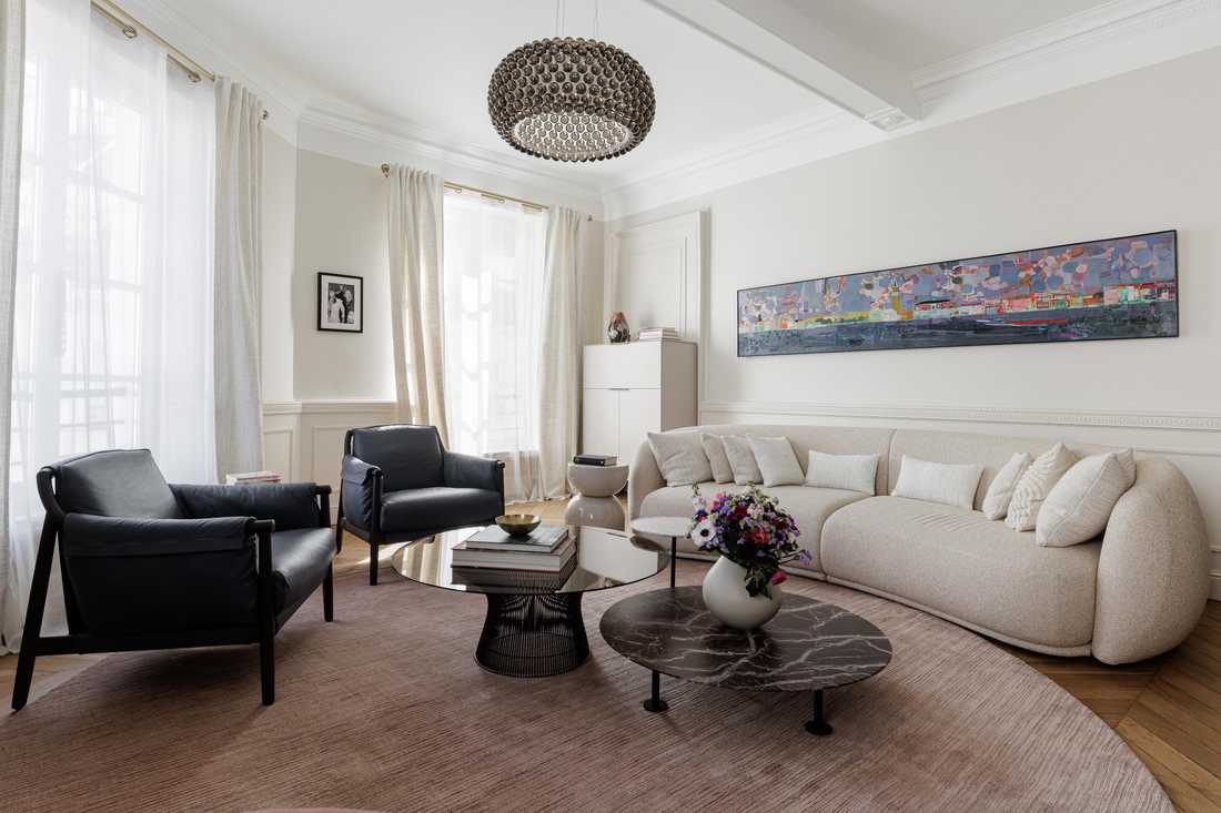 Salon d'un appartement haussmannien parisien chic