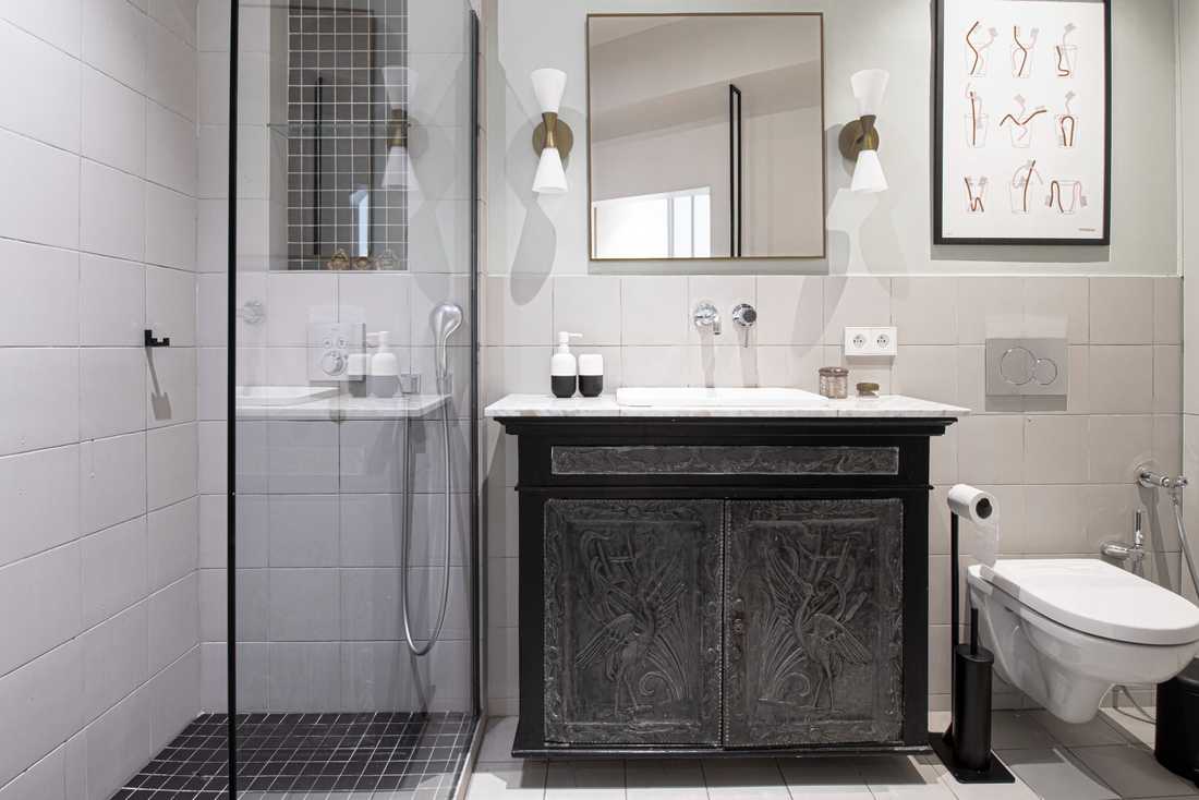 Salle de bain avec un meuble vasque chiné