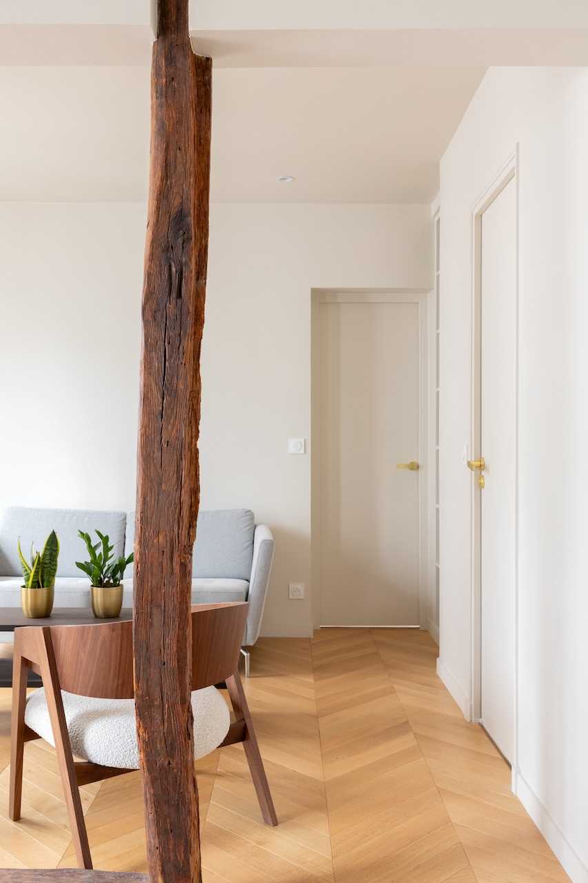 Appartement à Paris 7 avec poutres apparentes modernisé par un architecte d'intérieur