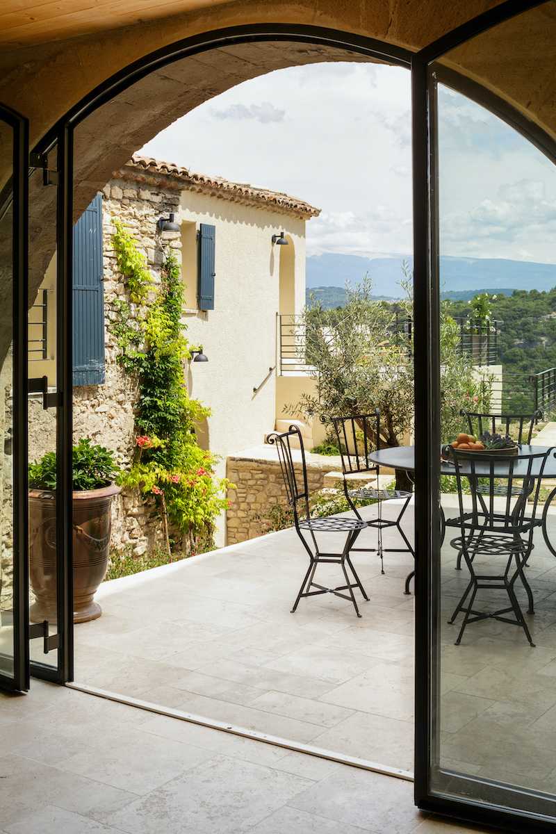 Rénovation intérieure d'une villa provençale - terrasse derrière la baie vitrée