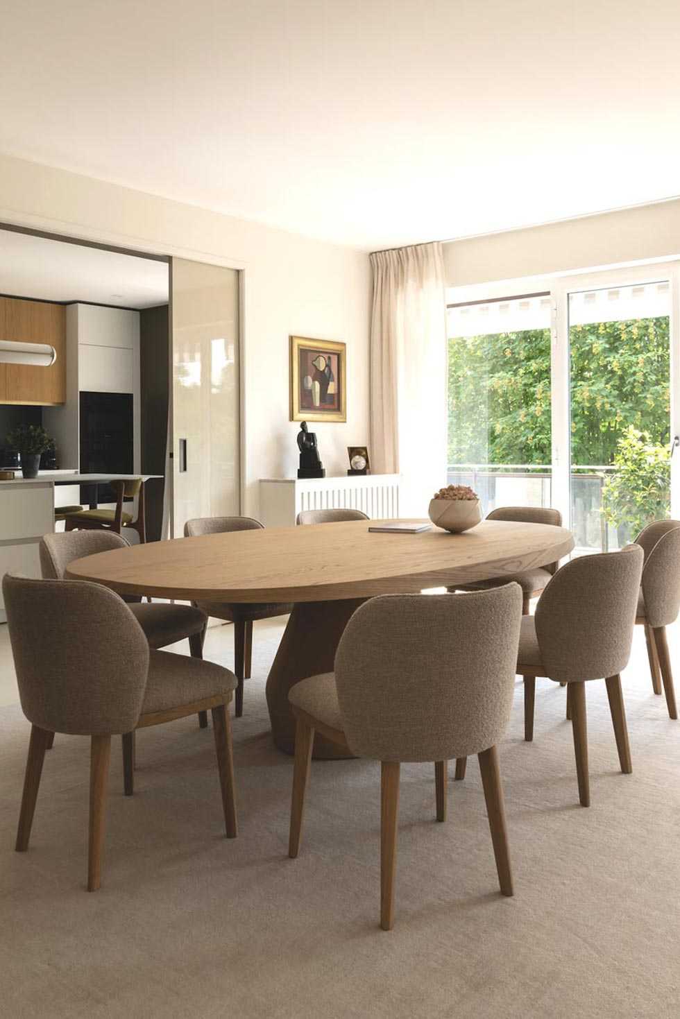 Salle à manger avec table elliptique en bois