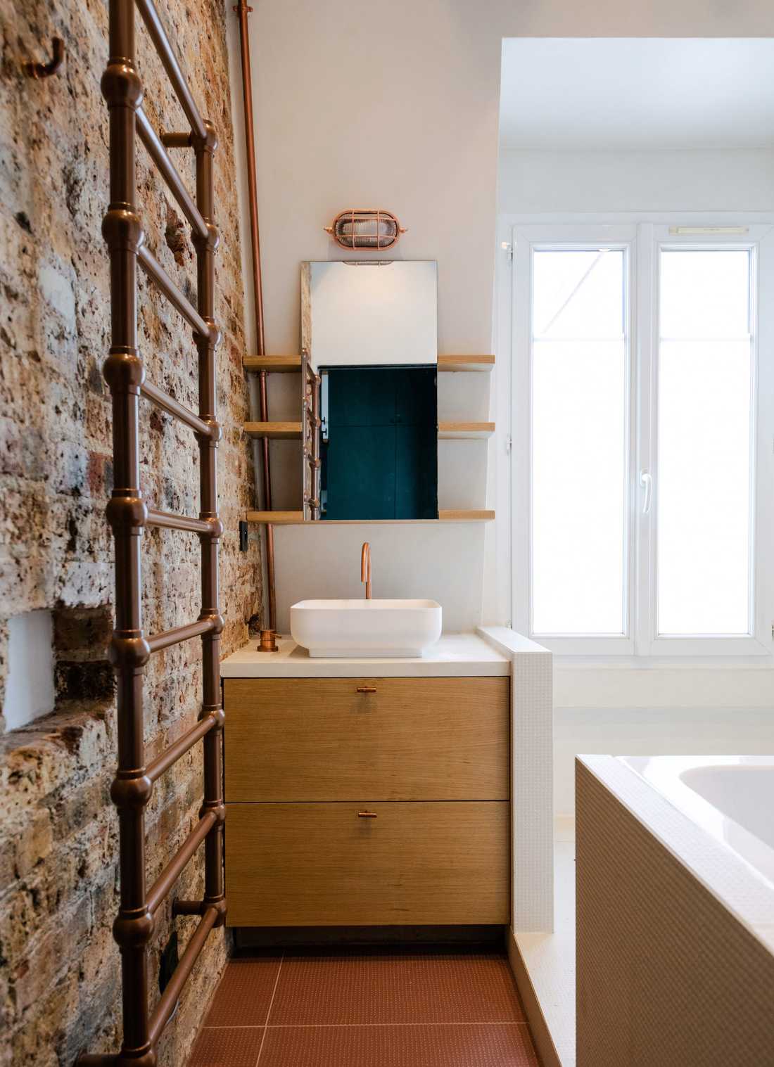 Salle de bains avec murs en briques apparentes