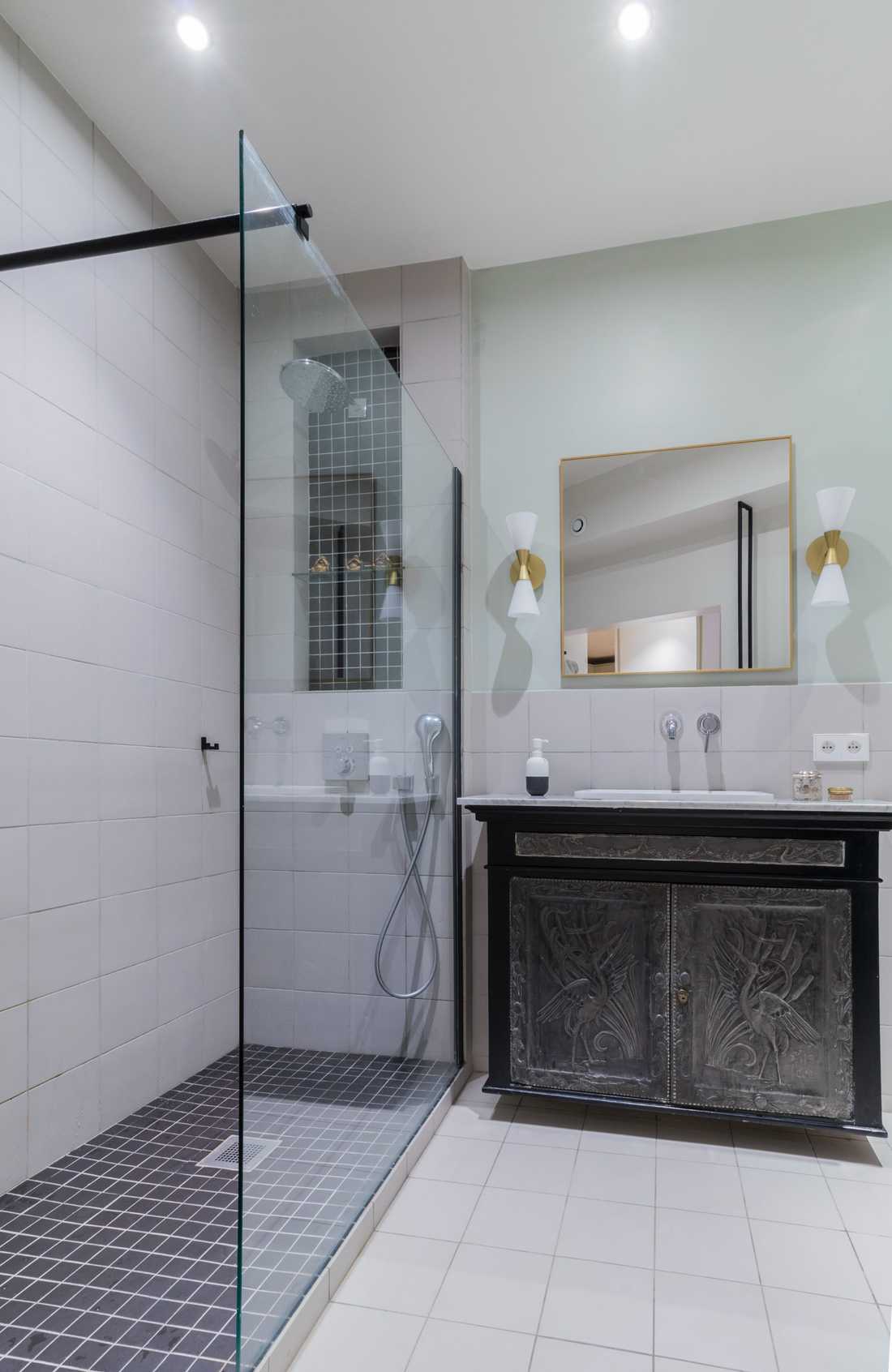 Salle de bain avec douche à l'italienne et carrelage noir et blanc