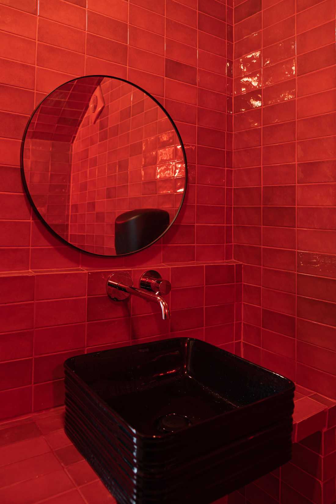 Toilettes rouge du restaurant