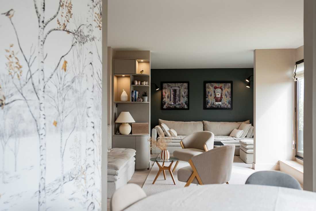Décoration de la pièce de vie d’un appartement - la salle à manger avec table AM.PM et son papier peint Isidore Leroy à motif de bouleaux