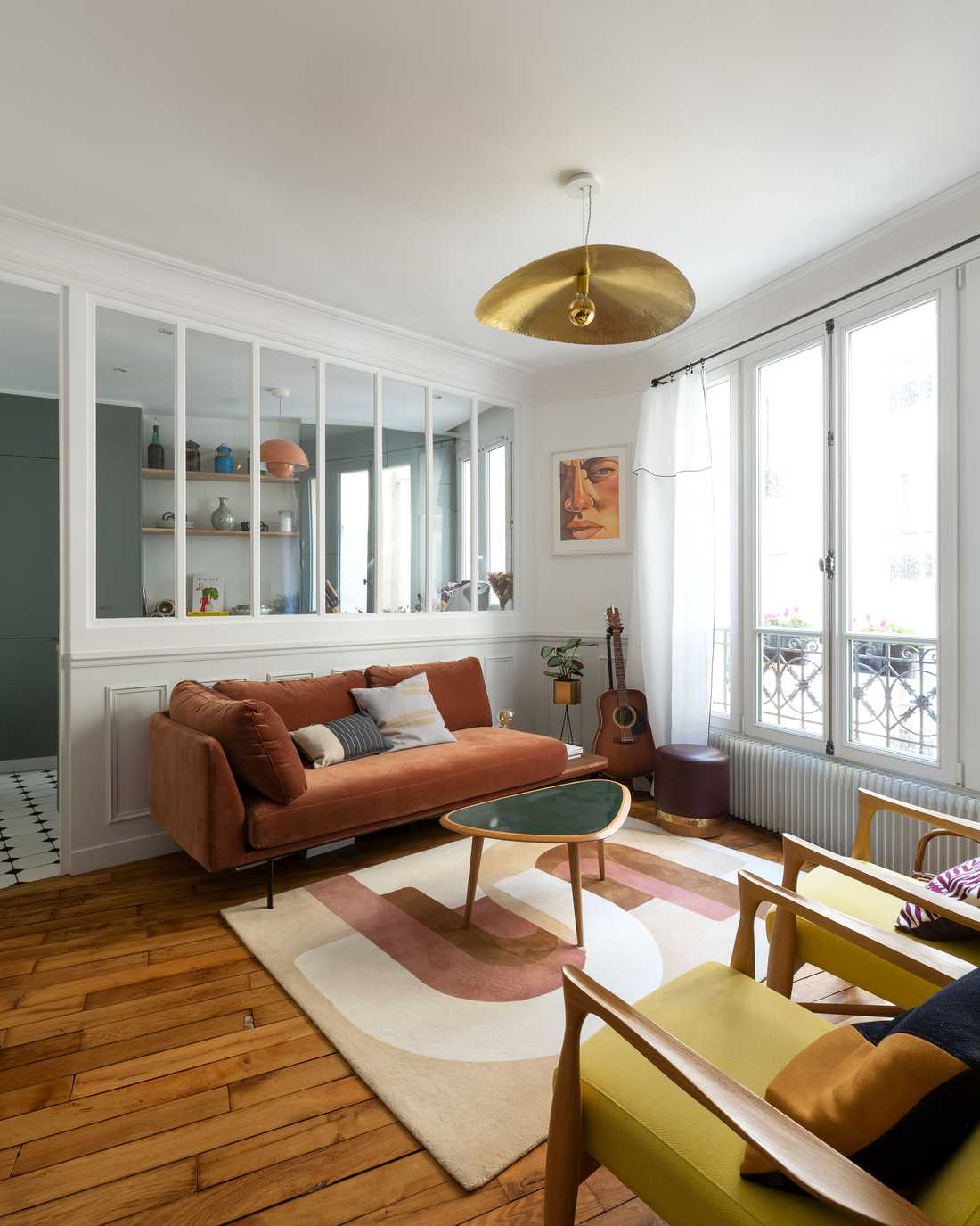 Relooking d'intérieur d'un salon avec verrière dans un appartement à Paris
