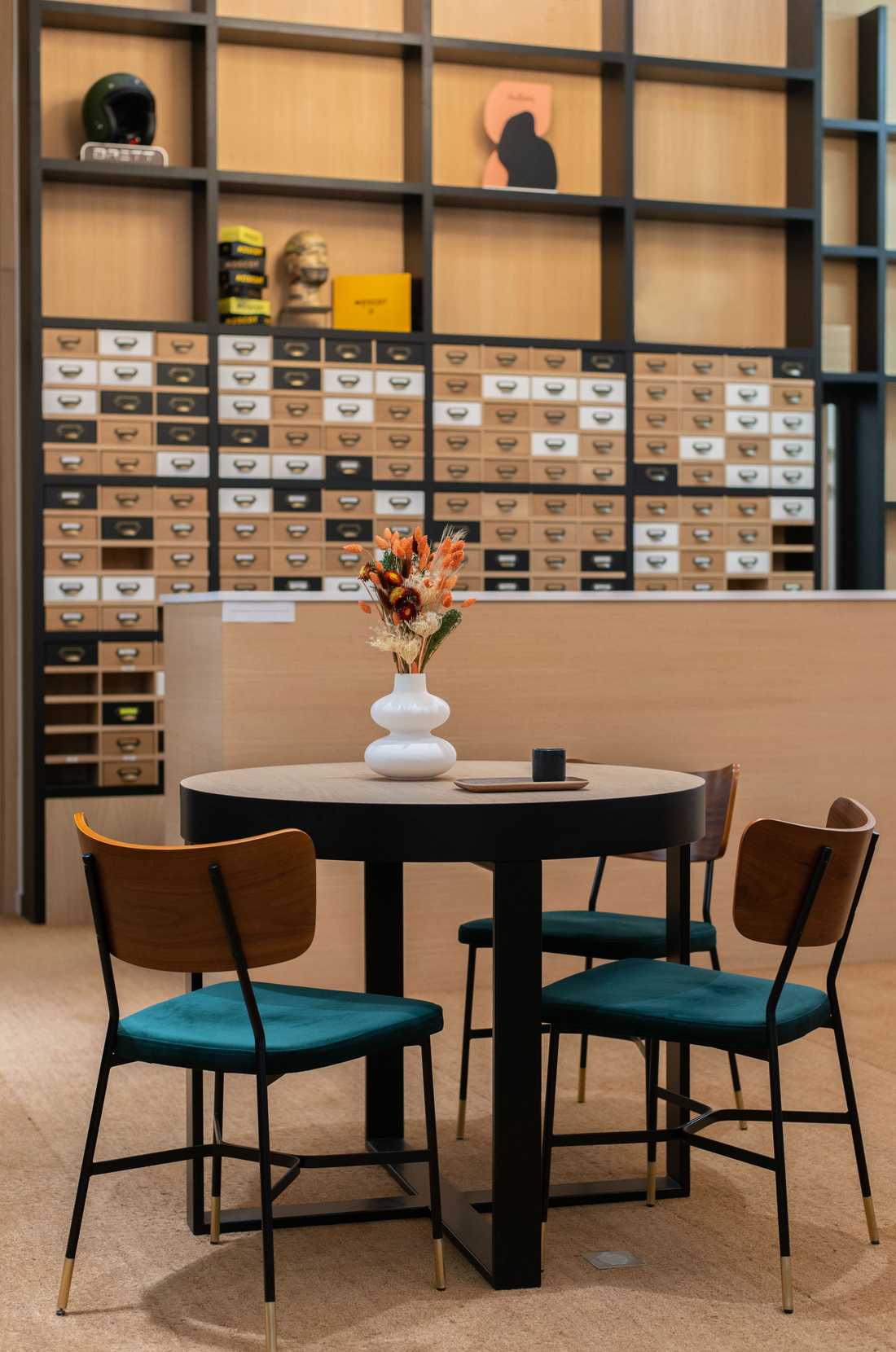 Décoration intérieure chaleureuse chez un opticien à Issy