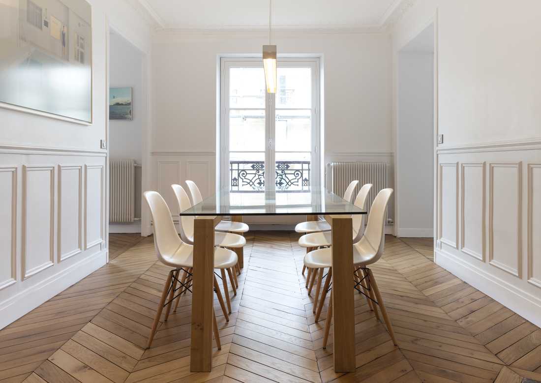 Salle à manger d'un appartement haussmannien rénové en région parisienne