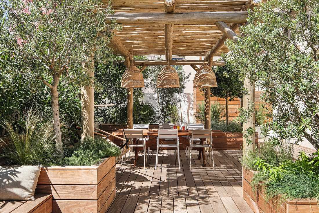 Aménagement d'une terrasse en bois par un jardinier paysagiste à Paris