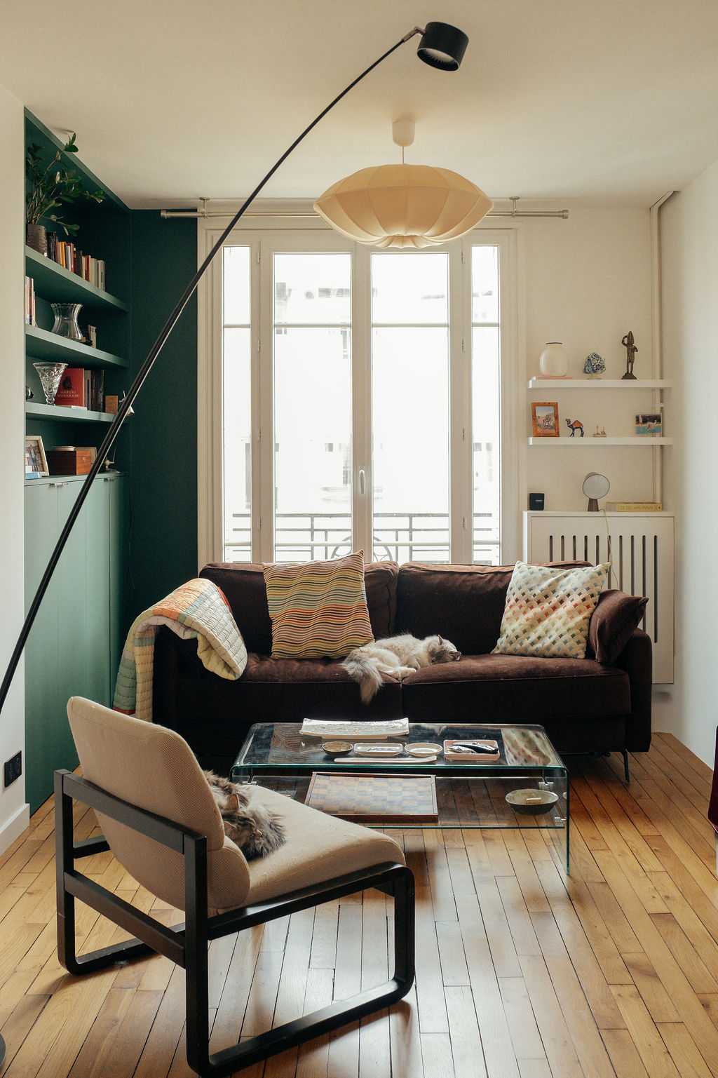 Restructuration d'un appartement à Paris 17 - le salon avec canapé face aux fenêtres